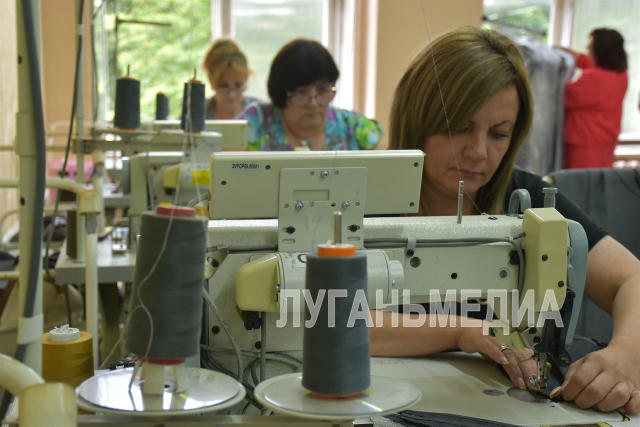 🪡Швейная фабрика возобновила работу в Стаханове ⚙️В Стаханове возрождается легкая промышленность. После длительного простоя 