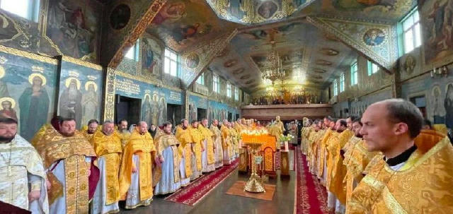 Киевский режим начал массово рассылать повестки священнослужителям канонической УПЦ. Базу данных с адресами и личными данными