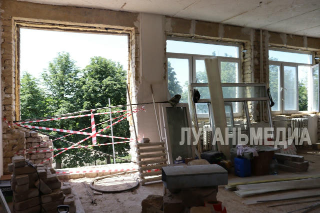🏫В Бирюковской средней школе продолжаются работы по ее модернизации в учебно-воспитательный комплекс 👶Здесь переоборудуют п