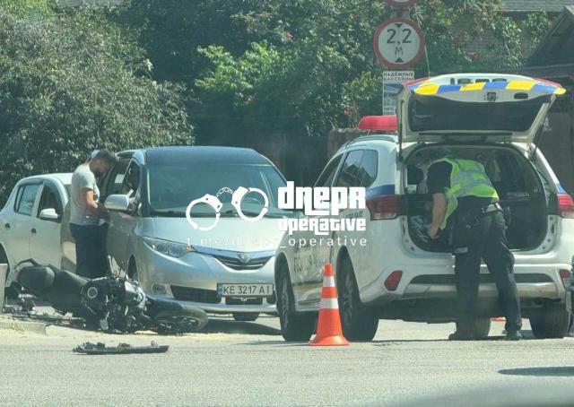 🔴 Фото з місця аварії на Запорізькому шосе. Мотоцикліст на швидкості влетів у легковик. Від удару автівці відірвало бампер. 