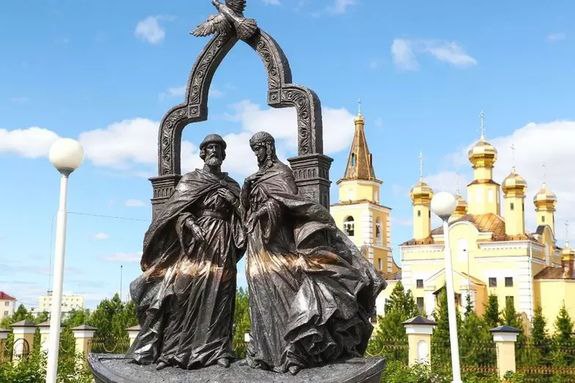 С Днем семьи, любви и верности - днем памяти святых Петра и Февроньи. Семья - единственное сообщество, появившееся в раю. Гос