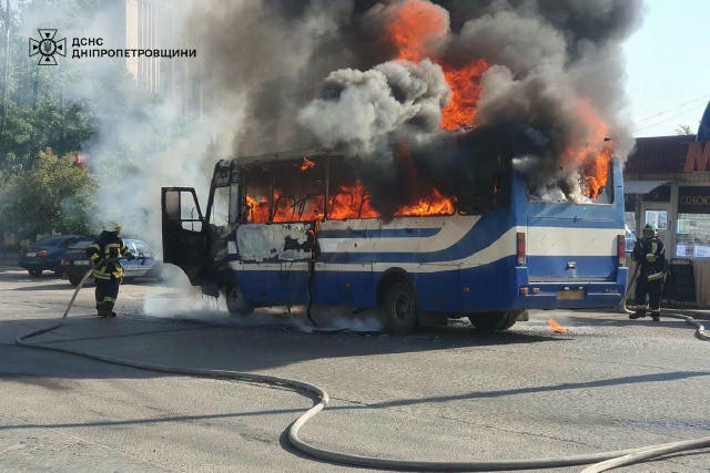 🔴 Фото згорілого автобуса на ж/м Придніпровський. Він загорівся просто під час руху. Водій встиг вискочити, пасажирів у сало