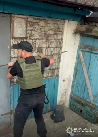 👮‍♂️ На Синельниківщині поліцейські допомогли загасити пожежу після прильоту FPV-дрона 7 липня кацапи атакували приватне дом