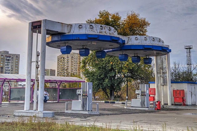 У Києві знесли "літаючу" заправку біля метро "Лівобережна" На Броварському проспекті прибрали унікальну АЗС 70-х, що нагадува