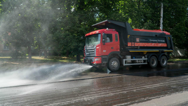 Вулиці міста почали поливати водою через спеку😍 Холодний душ влаштували поки що для центральних доріг. обіцяють також й інши