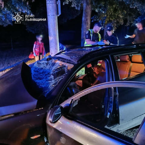 Вночі внаслідок ДТП пасажира затисло металевими конструкціями в авто на Зеленій. 23-річного чоловіка деблокували рятувальники