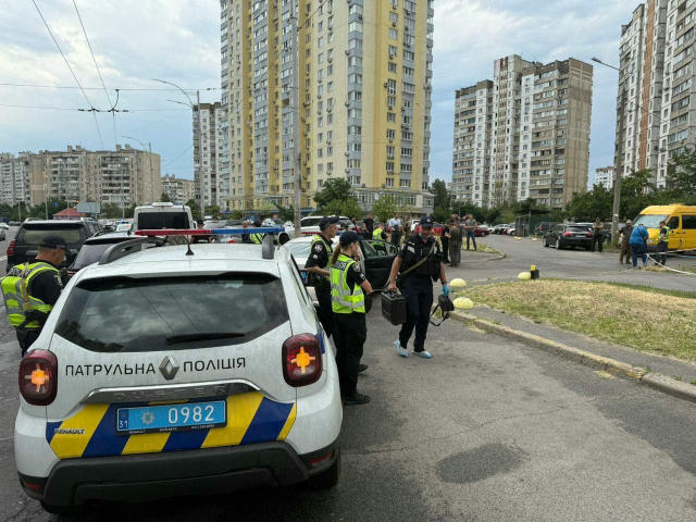 Зранку сталася смертельна стрілянина в Києві — чоловіка вбито, стрілок зі зброєю втік За попередніми даними, до авто, в якому