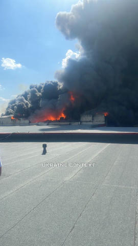 🔥«Рєбʼята, ето п*здец»: в Ростові пекельно палає та вибухає склад Пожежа 4 рангу складності. Її площа лише за останню годину