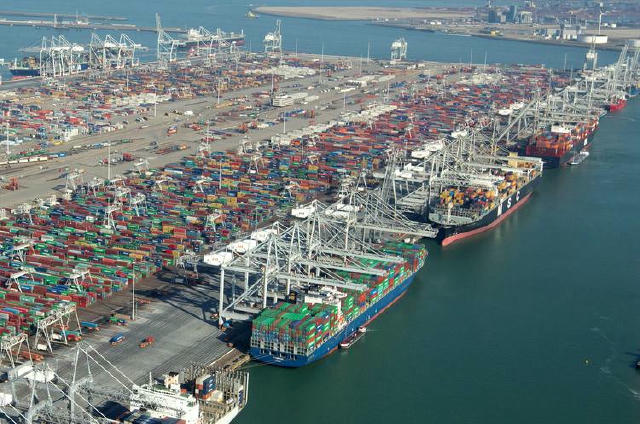 🚢 Найбільший порт Європи готується до можливої війни з Росією, - FT Очільник адміністрації порту Будевейн Сімонс пояснив, що