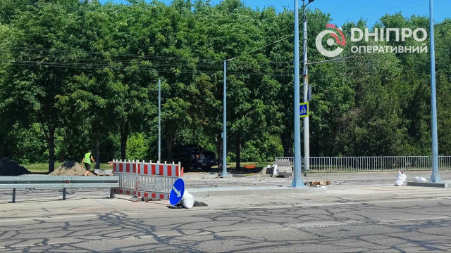 На перехресті вул. Метробудівської та Набережної Заводської встановлюють новий світлофор Також тут змонтують нові дорожні зна