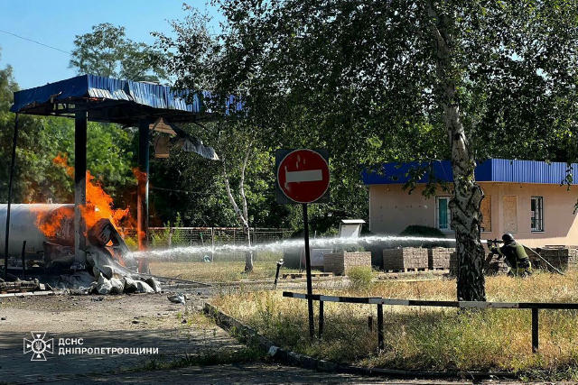 У Марганці спалахнула АЗС після ворожої атаки Росіяни вдарили прицільно по автозаправній станції FPV-дроном. Зайнялися газови