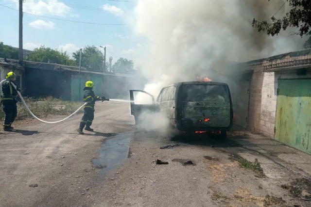 Опіки отримав чоловік, який самотужки намагався загасити палаюче авто та гараж у Камʼянському Сьогодні близько 13:30 спалахну