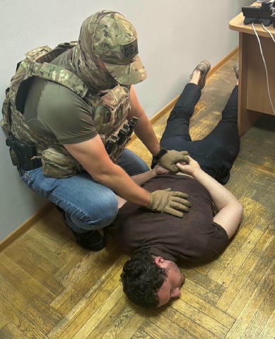 СБУ спільно з ОГП, ДБР, Нацполом та БЕБ затримали на схемах топ-чиновника Держмислужби у Києві На хабарі затримано заступника