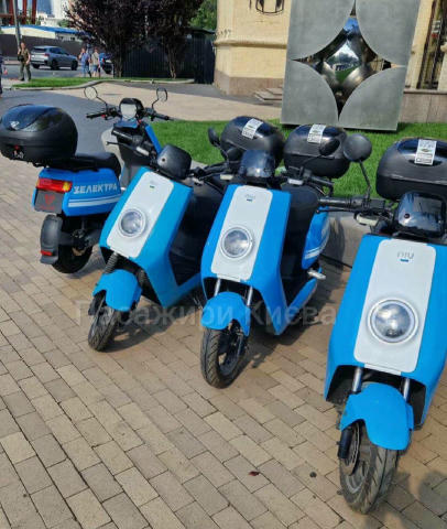 🛵У місті почали тестувати новий вид прокатного транспорту. На центральних вулицях зʼявилися 50 електромопедів. Надалі їхню к