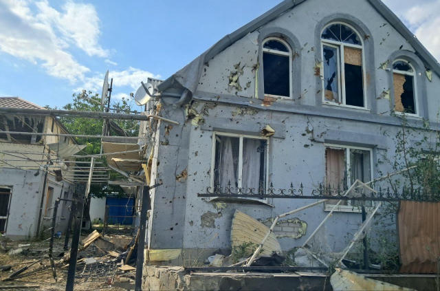 Увесь день ворог атакував Нікопольщину. Район був під ударами артилерії та БпЛА, – Дніпро ОВА Пошкоджені п’ятиповерхівка, 9 п