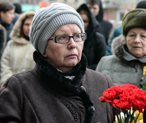ВЕЧЕРНИЙ ЗВОН: поклон уходящего дня Она брела вдоль колумбария Троекуровского кладбища, опустив голову. Я прошел мимо, отдува