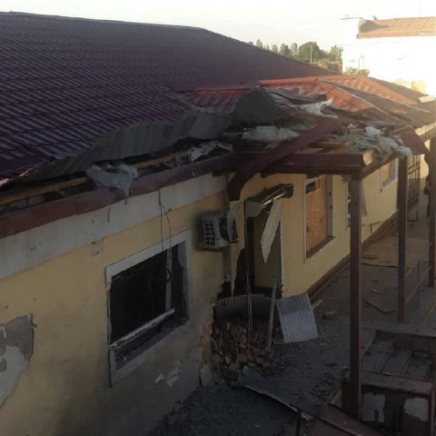 🤬 росіяни вкотре обстріляли вокзал у Херсоні Пошкоджено будівлю багажного відділення, вибито вікна. На момент обстрілу в укр