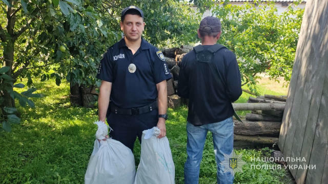 ❗️У Путивлі виявили домашню «плантацію» конопель На території 64-річного чоловіка знайшли близько 100 кущів коноплі та висуше