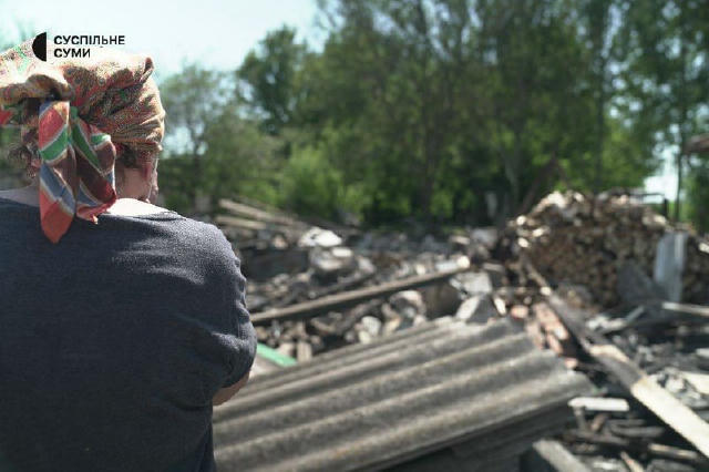 💥 У Бурині російський удар зруйнував будинок У Бурині, після атаки РФ, Варвара Шубенко стоїть біля свого знищеного дому. Як 