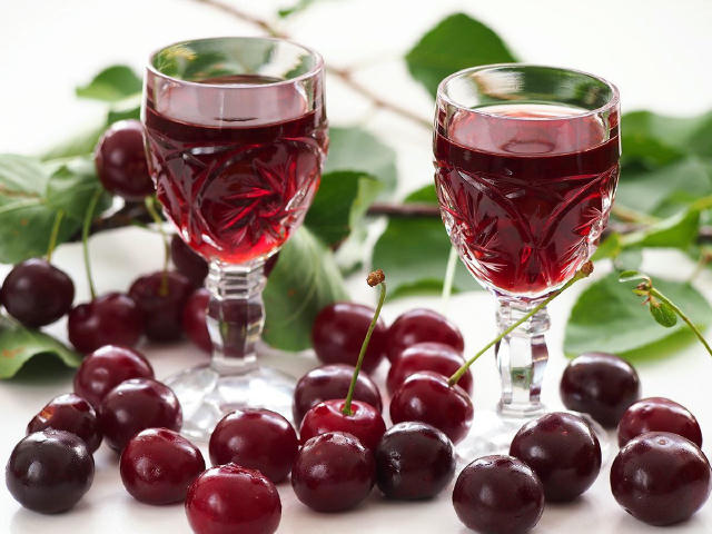🍒 Домашній вишневий лікер У когось вишня вже достигла, а в когось — ось-ось буде. Окрім варення, з неї можна приготувати цік