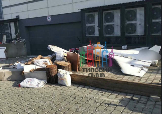 🥲російський дрон «Гербера» помітили на околицях Львова. Вчора під час повені в Сокільниках до АТБ в центрі села потоком приб