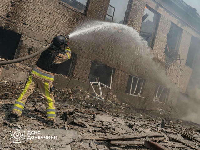 Ворог завдав удару по місту Костянтинівка, внаслідок чого виникло загоряння адміністративної будівлі. На місці події надзвича