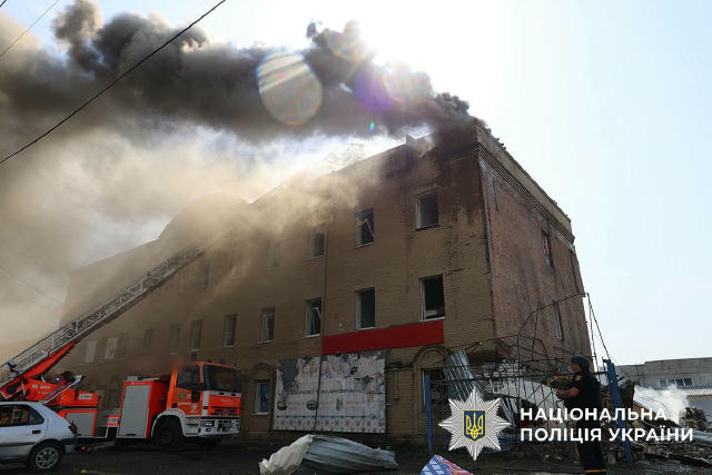 Внаслідок обстрілу Слов’янська одна людина загинула, троє поранено. Поліцейські документують наслідки удару. Атака на централ