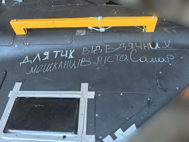 "ТЦК от благодарных жителей". Сообщают, что ещё один "маркированный" барражирующий боеприпас ударил по зданию ТЦК в днепропет