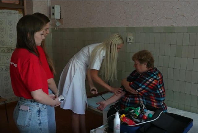 ➕В рамках проекта «Добро в село» медики Свердловской больницы провели выездной прием жителей в селе Астахово 🎓Вместе со спец