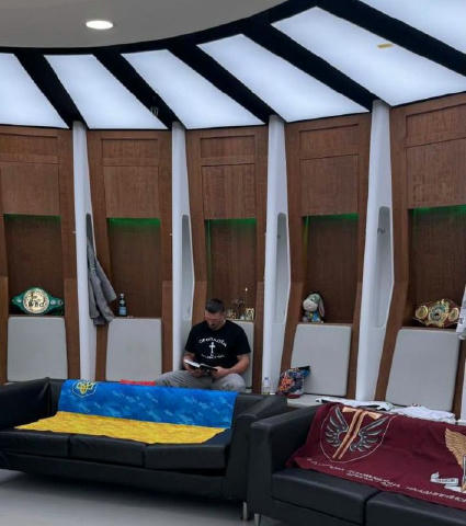 Наш козак вже прибув на стадіон та спокійно читає книгу перед боєм💪🏻 Радник🇺🇦 👈 Підписатись