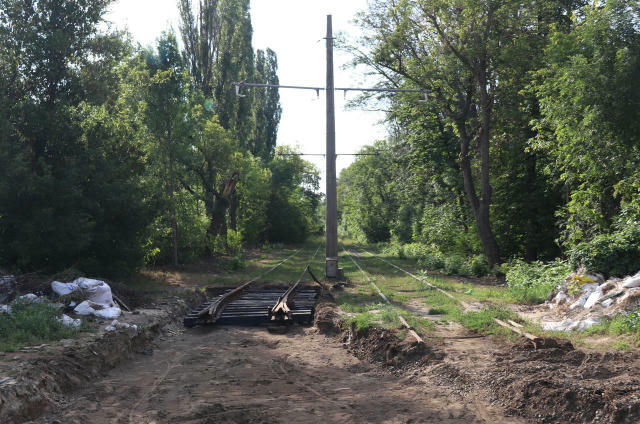 Продовжується відновлення лінії трамвая до ХТЗ в Харкові. Нещодавно біля зупинки "вулиця Свистуна" було встановлено стрілочни