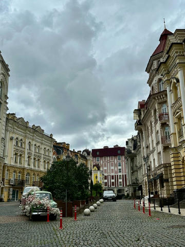 🌳 Трохи Подолу — для душі й натхнення Атмосферні вулички, тіні дерев, старовинна архітектура і дзвінкий сміх за сусіднім сто