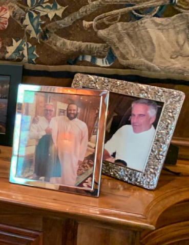 —❗️🇺🇸/🇮🇱/🇸🇦 NEW: Leaked images from Saudi Crown Prince Mohammad bin Salman's palace show images of the Prince with Jeff