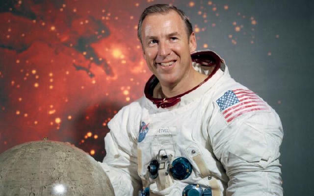🥲 Умер легендарный астронавт NASA Джеймс Ловелл — это он сказал знаменитое «Хьюстон, у нас проблема» Ловеллу было 97 лет. Ас