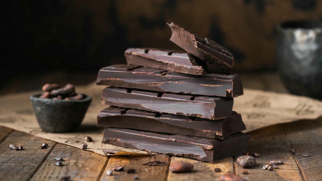 Чи можна їсти шоколад на дієті 🍫 🍫 Шоколад із вмістом какао-бобів не менше 72% (гіркий) дозволений при ПП. 🍫Він надає пози