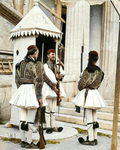 Евзони. Греція, 1910 рік. Ці солдати з помпонами є елітним підрозділом грецької армії. Виникло воно як легка піхота в роки Гр