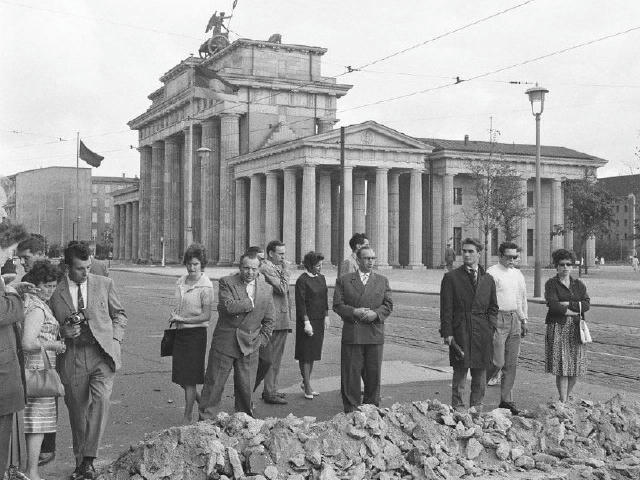 Берлінці з подивом спостерігають за будівництвом муру, 13 серпня 1961 року. #цікаве