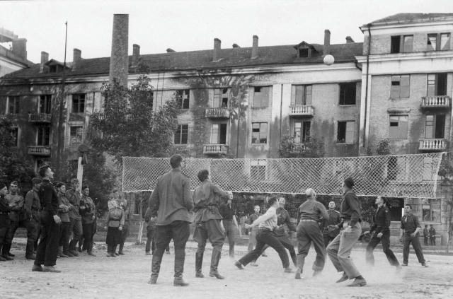Coвeтcкиe и американские военнослужащие играют в волейбол. Полтaвa, 1944 гoд.