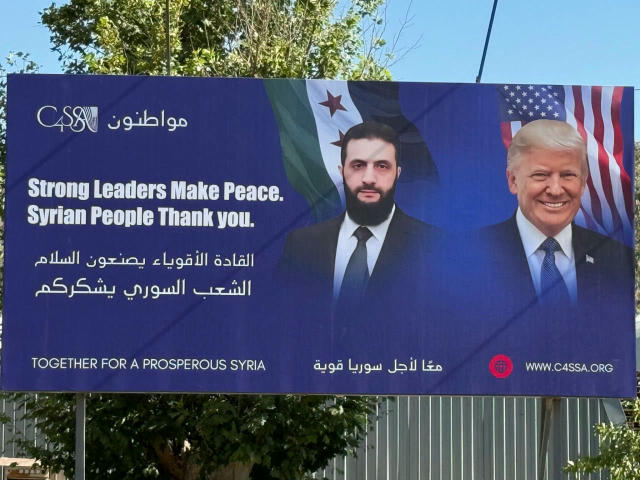 👔 Trump wurde auf einem riesigen Plakat in Damaskus neben Syriens Ahmed al-Sharaa gezeigt — lokale Berichte Darauf steht: 'S