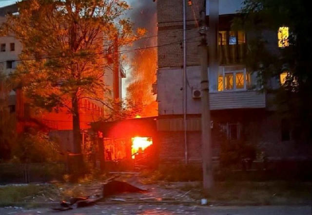 Кривавий терор у Запоріжжі: після атаки БПЛА горять будинки та цивільна інфраструктура. Відомо про 9 постраждалих.