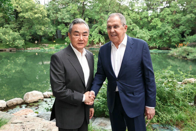🇷🇺🇨🇳 С.В.Лавров проводит встречу с Министром иностранных дел КНР Ван И «на полях» СМИД #ШОС 📍 Пекин, 13 июля #РоссияКита